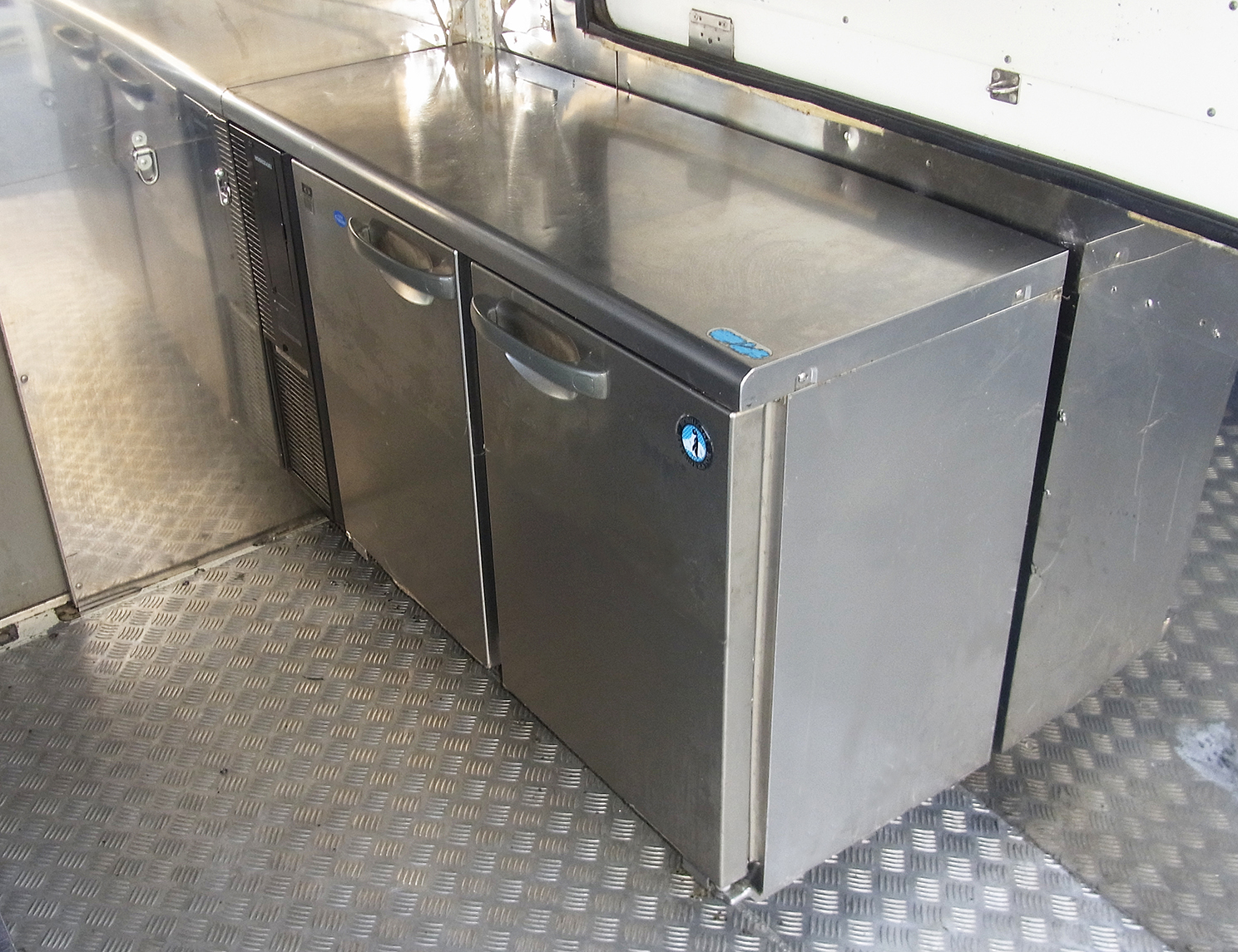 キッチンカーレンタル車輛アーバンサポーターの冷凍冷蔵庫