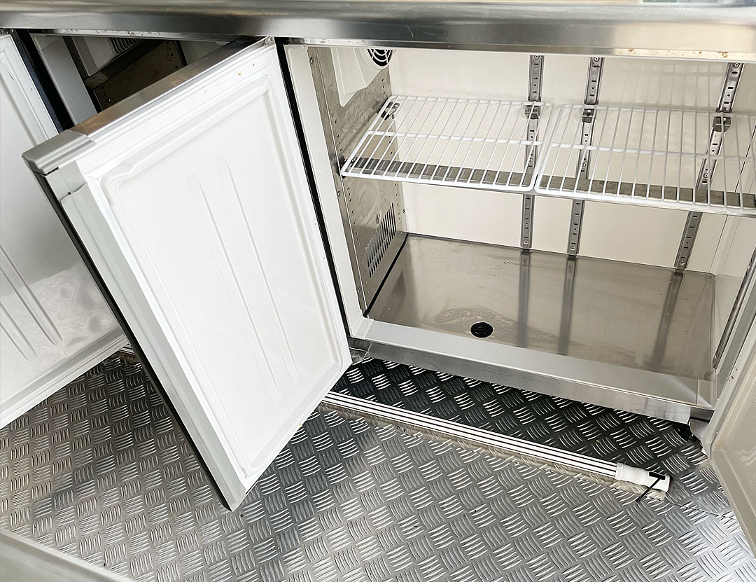 キッチンカーレンタル車輛日野 デュトロの冷凍・冷蔵庫