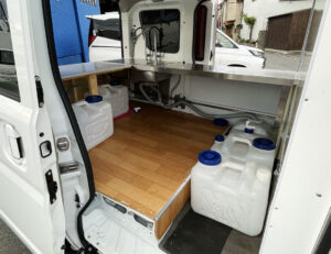 every-wht_ciki2born-01-01-l