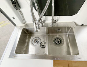 every-wht_ciki2born-01-01-m