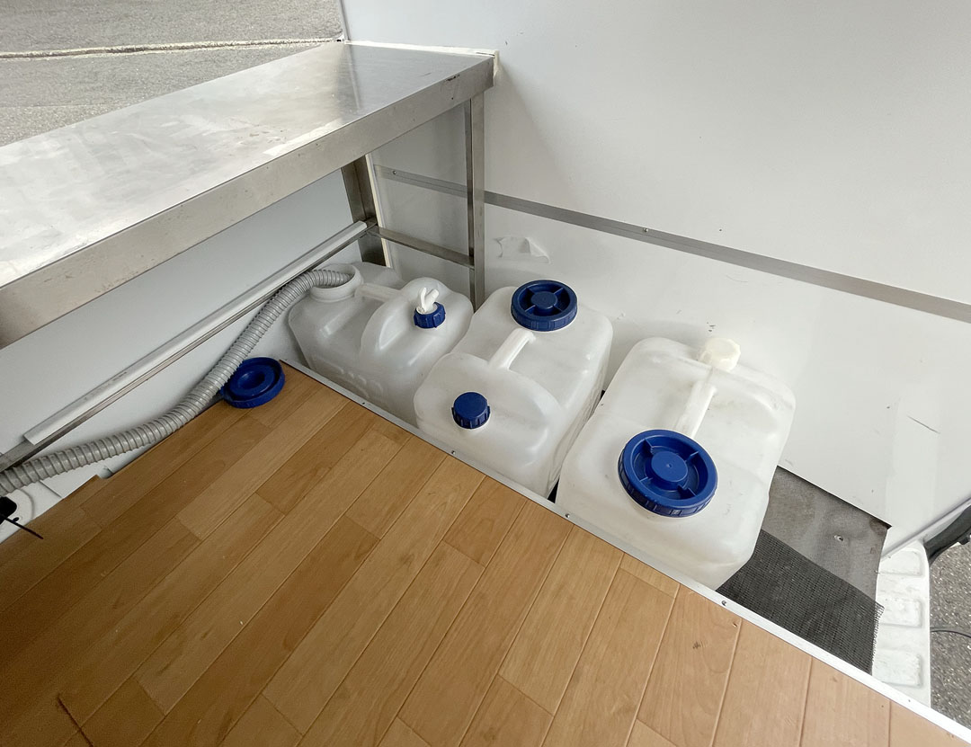 every-wht_ciki2born-01-01-r